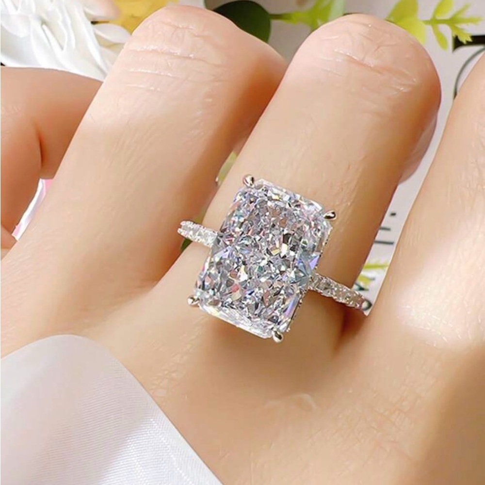 925 Sterling Silver Ring With Large Cubic Zirconia Stone Size 8